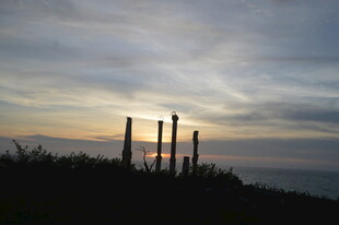 日落时分的高耸柱状物