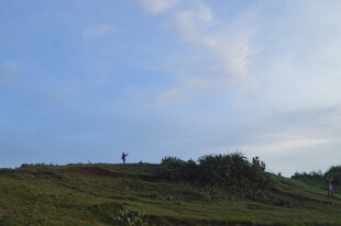 山丘上的孤独身影