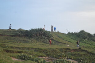 山坡上的人群活动场景