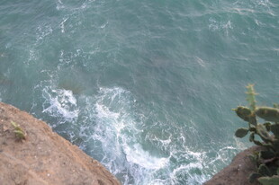 海边岩石旁的翻涌海浪