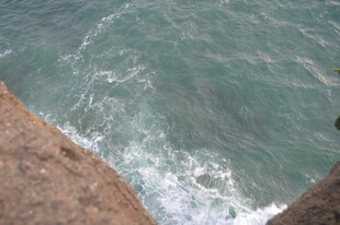 海边礁石旁的翻涌海浪