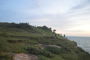 海边山坡上的漫步风景