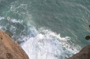 悬崖下的汹涌海浪