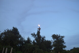 夜空下的高耸通信塔