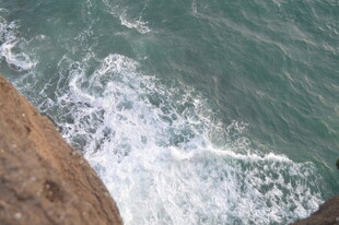 悬崖边俯瞰翻涌的海浪