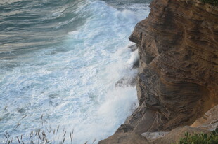 海浪拍击悬崖壮观景象