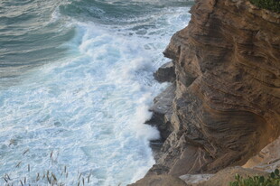 海浪拍击悬崖壮丽景观