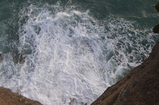 海浪拍击岸边壮观景象