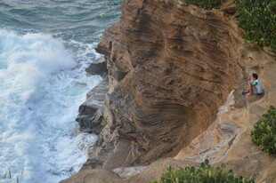 海岸悬崖边的壮美风景