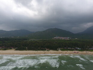 海边乌云下的壮阔自然景观