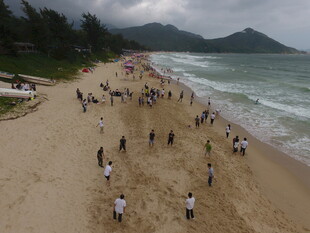 热闹的海滨沙滩游玩场景