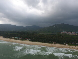 乌云下的海边与远山景色