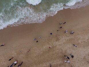 海滩上的人群与海浪