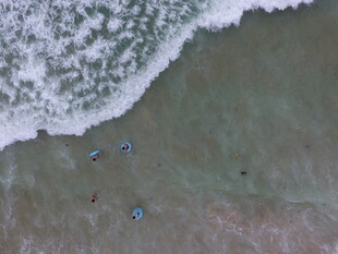 俯瞰海岸冲浪者