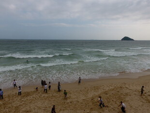 热闹海滩上的欢乐人群