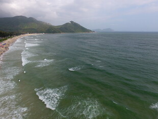 海边风光 海浪轻拍海岸线