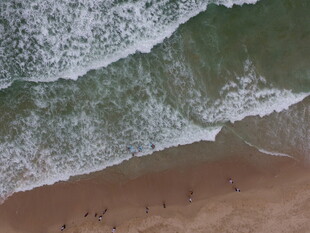 海浪拍岸的沙滩美景