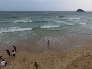 海边沙滩上的休闲时刻