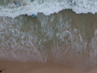 海浪拍打沙滩的美丽景象