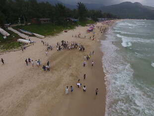 热闹海滩上人潮涌动