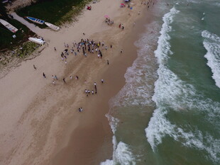 俯瞰热闹的沙滩景象