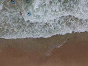 俯瞰海浪拍岸的沙滩