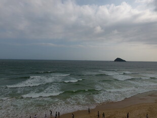 海边风景 海浪与远处礁石