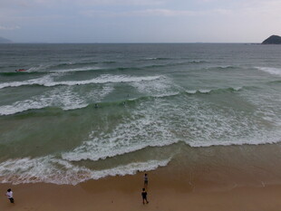 海边漫步 海浪轻拍沙滩