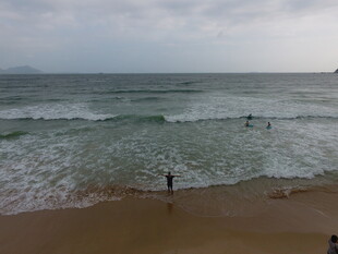 海边漫步的惬意瞬间