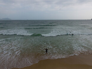 海边冲浪者的惬意时光