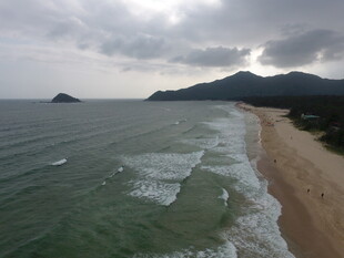 海边景致 海浪轻拍沙滩