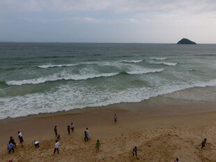 热闹海滩上的欢乐人群