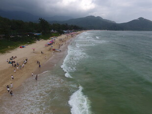 热闹海滩 海浪与游人共赏