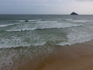 海边波浪与远处小岛景观