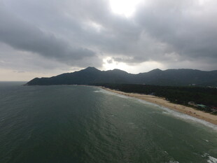 海岸风光远山与云海相伴