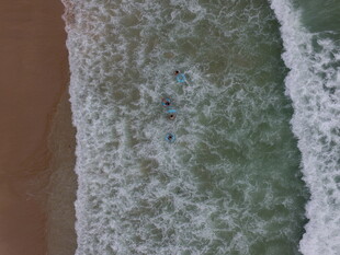 海浪拍岸的美丽瞬间