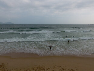 海边沙滩上的踏浪者
