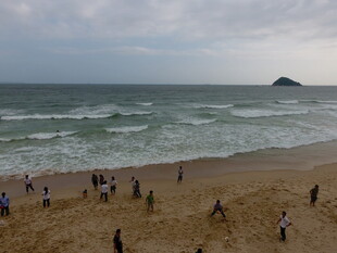 热闹海滩上的欢乐人群