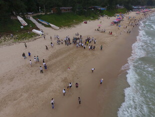 热闹海滩上的休闲人群