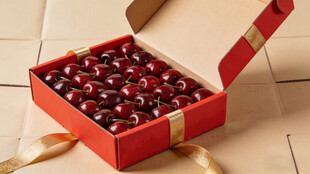 红色礼盒装的精美车厘子