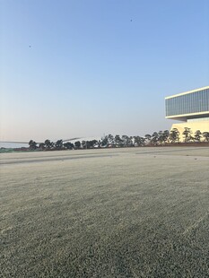 海滨空旷场地与现代建筑