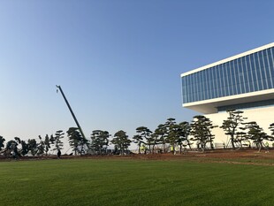 现代建筑旁的开阔绿地