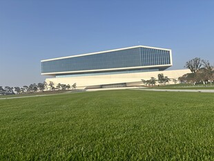 草原上的现代建筑