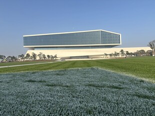 现代风格建筑与绿地景观