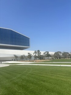 现代建筑旁的大片绿茵草地