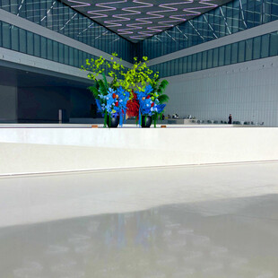 现代建筑前的多彩雕塑景观