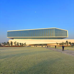 现代建筑前的开阔绿地