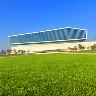 绿草如茵旁的现代建筑