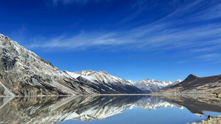 雪山湖泊