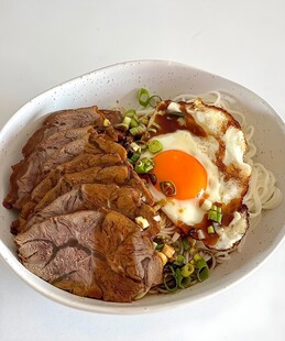 牛肉溏心蛋盖浇饭